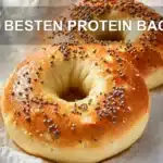 DIE BESTEN PROTEIN BAGEL spelt flour quark sesame poppy seeds shaped bagel rings on napkin